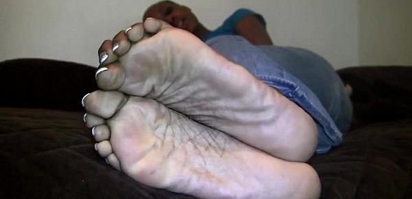  mature and ratchet looking feet on a hood chick